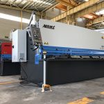 Zizailaturiko makina hidraulikoa 12mm-ko altzairuzko makina-ebaketa makina 2500mm